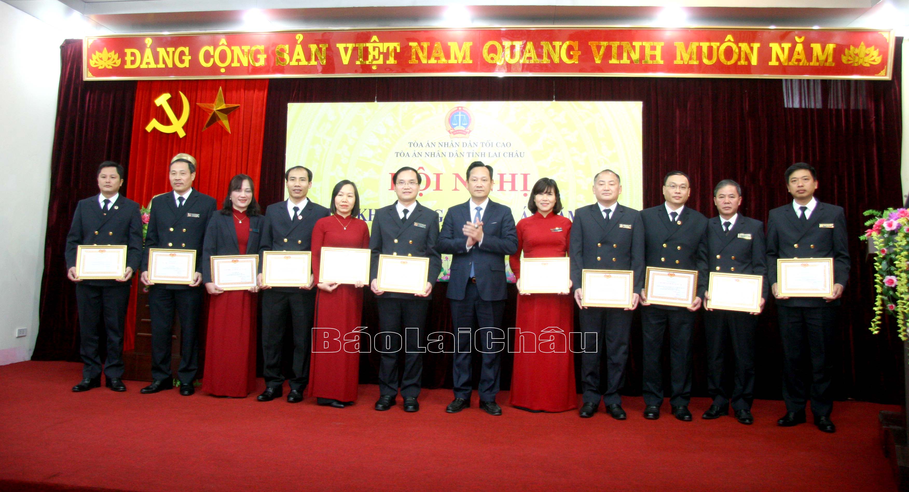 Đồng chí Nguyễn Văn Tiến – Phó Chánh án TAND tối cao trao danh hiệu tập thể lao động xuất sắc của Chánh án TAND tối cao cho các tập thể.